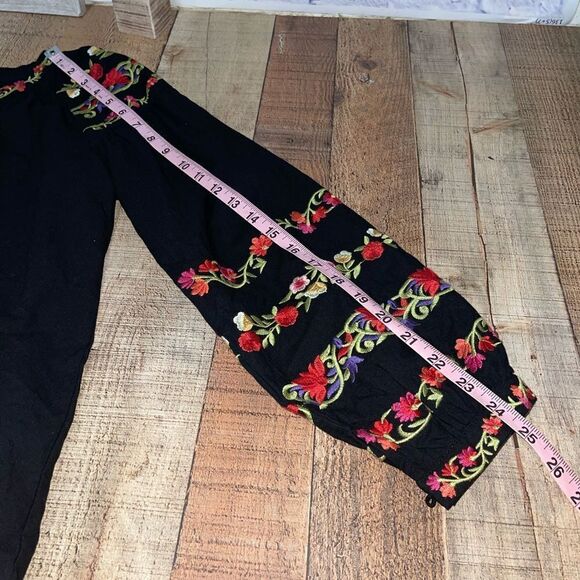 Velzera large embroidered floral top Nwt - Picture 6 of 13